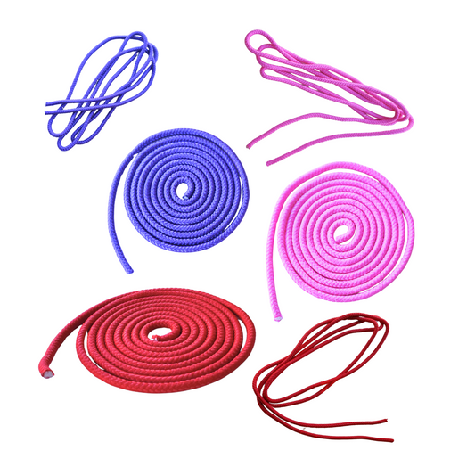Cuerda de gimnasia rítmica de 3 metros. Resistente, con peso ideal para lanzamientos y gran flexibilidad. Perfecta para nivel escolar y entrenamiento en Chile.